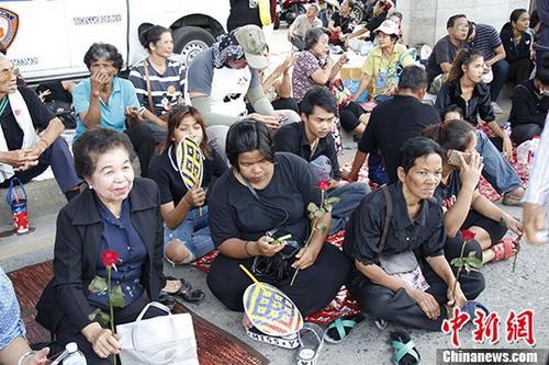 8月25日，逾千名支持者聚集在泰國最高法院外圍馬路高架橋下聲援前總理英拉。 <a target='_blank' href='http://www.chinanews.com/'>中新社</a>記者 王國安 攝