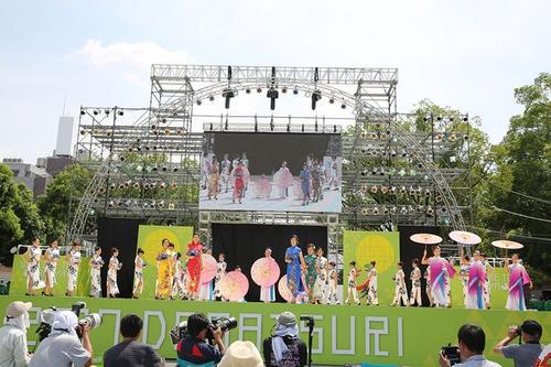 中國僑網中華巾幗出場為日本最大的舞蹈盛典增添了一抹絢麗的色彩。（日本《中文導報》）