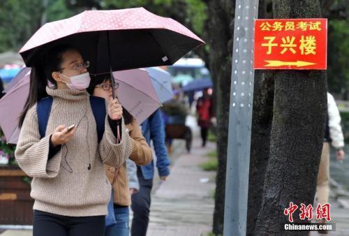 資料圖：2016年11月27日，11月27日，福州一公務員招考筆試考點，考生在尋找考場。張斌 攝