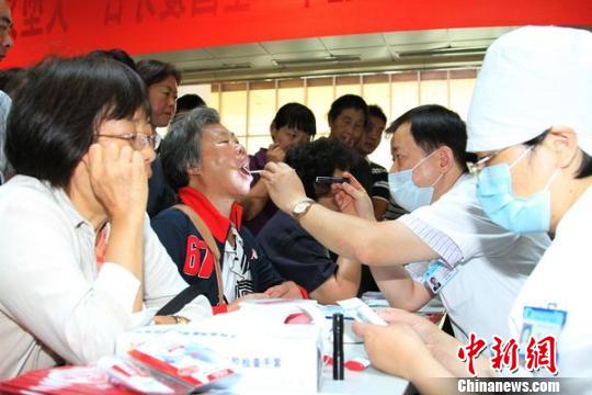 資料圖：南京市民檢查牙齒。吳倪娜 攝