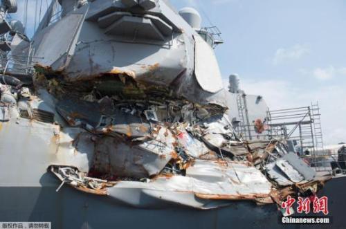 8月18日，美國(guó)海軍公布了其海軍驅(qū)逐艦“菲茨杰拉德”號(hào)內(nèi)部破損的照片。