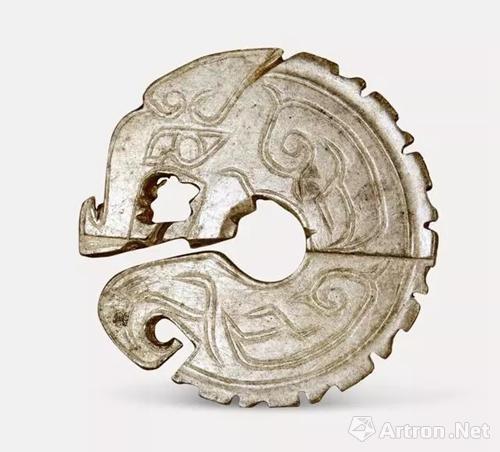 玦形玉龍 侵蝕較嚴(yán)重，“臣”字大眼，表面有開料留下的痕跡
