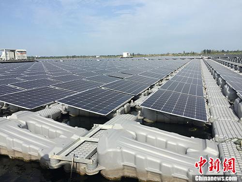 安徽省淮南市潘集區(qū)劉龍采煤沉陷區(qū)，已被水侵占，成一片6000多畝的水面。就在這片水面上興建的目前全球最大的水上漂浮光伏電站近日廣受外界關(guān)注。圖為水上漂浮光伏電站。 <a target='_blank' href='http://www.chinanews.com/'>中新社</a>記者 吳蘭 攝