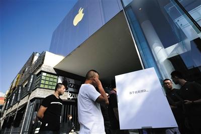 　　9月22日，蘋果iPhone8全國開售，此次發(fā)售采用網(wǎng)上預(yù)約購買的形式，記者在三里屯蘋果直營店看到，現(xiàn)場未出現(xiàn)大量排隊的情況?！　⌒戮﹫笥浾?陶冉 攝 