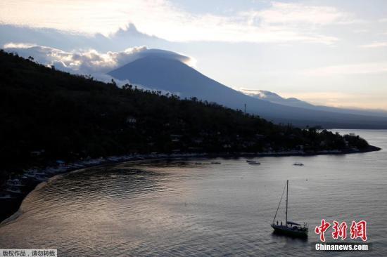 自8月以來，巴厘島阿貢火山地殼活動(dòng)持續(xù)增強(qiáng)，很可能在沉寂50多年后再度噴發(fā)。阿貢火山噴發(fā)周期約為50年，最近一次強(qiáng)烈噴發(fā)發(fā)生于1963年，造成約1100人死亡。圖為阿貢火山。