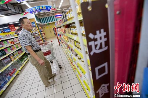 8月8日，山西太原，民眾在超市挑選進(jìn)口商品。2017年中國外貿(mào)“下半場”開局良好。當(dāng)日，中國海關(guān)總署公布的最新數(shù)據(jù)顯示，7月中國進(jìn)出口總值2.32萬億元（人民幣，下同），同比增長12.7%。其中出口增長11.2%，進(jìn)口增長14.7%；貿(mào)易順差擴(kuò)大1.4%。<a target='_blank' href='http://www.chinanews.com/'>中新社</a>記者 張?jiān)?攝