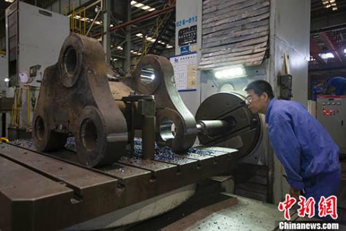 資料圖：工人正在生產(chǎn)機(jī)械配件。 <a target='_blank' href='http://www.chinanews.com/'>中新社</a>記者 張?jiān)?攝