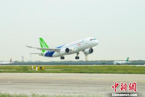 9月28日上午，C919大型客機(jī)10101架機(jī)在上海浦東機(jī)場完成一架次檢飛任務(wù)?！≈袊田w公司 攝