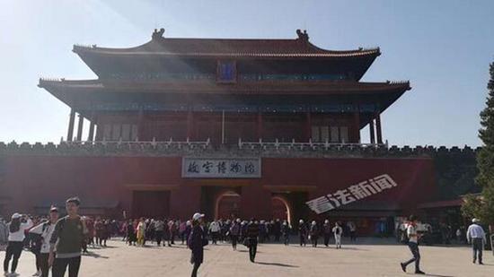 國(guó)慶將近，故宮迎來(lái)旅游旺季。今天（9月30日）早上9:40，已有不少游客完成參觀走出神武門(mén)。法制晚報(bào) 圖
