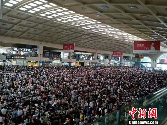 圖為，漢口火車站候車大廳 戴麗芬 攝