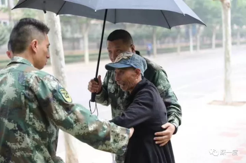 他站在兒子服役的消防隊(duì)門前 已不認(rèn)得眼前人是誰