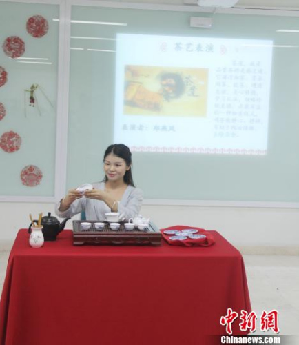 圖為中國茶藝表演?！×钟纻?攝