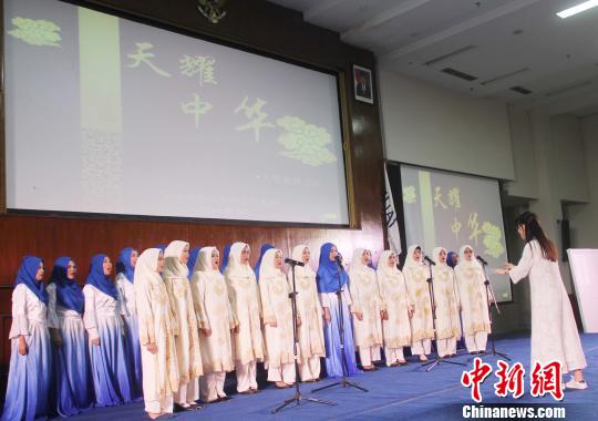 中國僑網(wǎng)2日下午，“天耀中華”文藝巡演在印尼阿拉扎大學舉行。該藝術(shù)交流團由中國國家漢辦／孔子學院總部派出，演員由河北師范大學的師生組成。圖為阿拉扎大學孔子學院合唱團帶來合唱《友誼地久天長》?！×钟纻鳌z