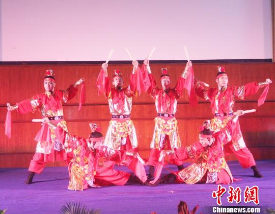 圖為“榮耀五千年”之鼓舞?！×钟纻?攝