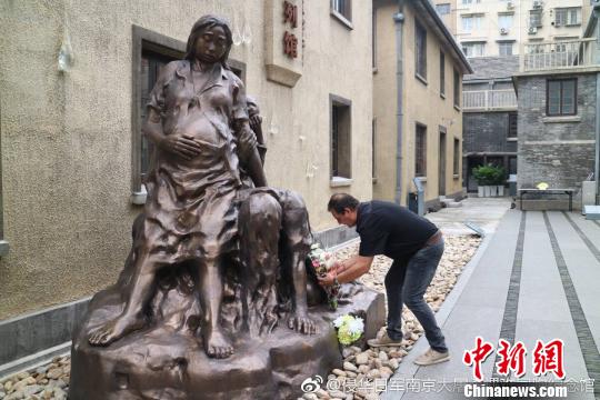 克里斯蒂安·帕赫在南京利濟(jì)巷慰安所舊址陳列館內(nèi)獻(xiàn)花。 侵華日軍南京大屠殺遇難同胞紀(jì)念館供圖