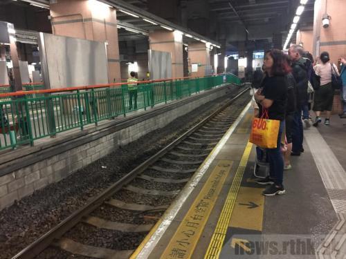 一名巴基斯坦籍男子涉嫌日前在香港元朗輕鐵站，將一名清潔女工推落路軌，案件押后至12月18日再審。圖片來源：香港電臺網(wǎng)站。(謝馨怡攝)