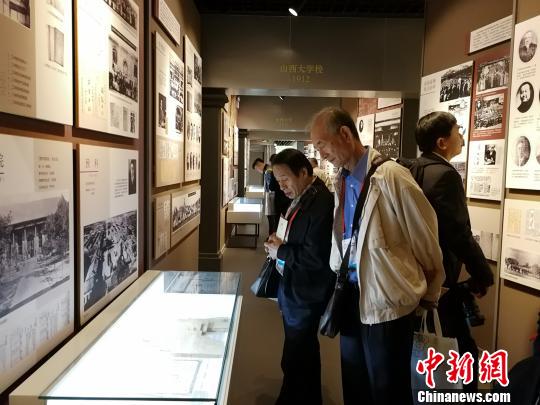 中國僑網(wǎng)海外華教代表參觀山西大學(xué)展覽館。　楊杰英　攝