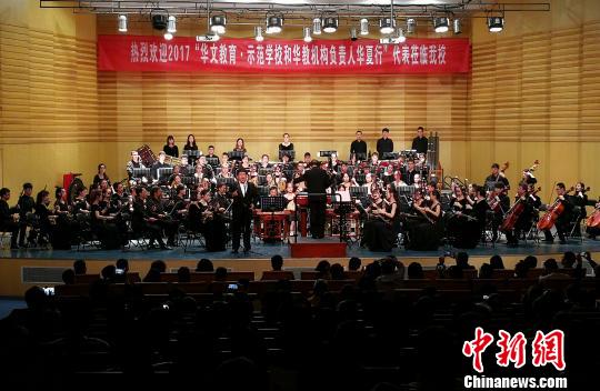 山西大學(xué)為2017年“華文教育·示范學(xué)校華教機(jī)構(gòu)負(fù)責(zé)人華夏行”的嘉賓舉辦專場表演?！罱苡?攝