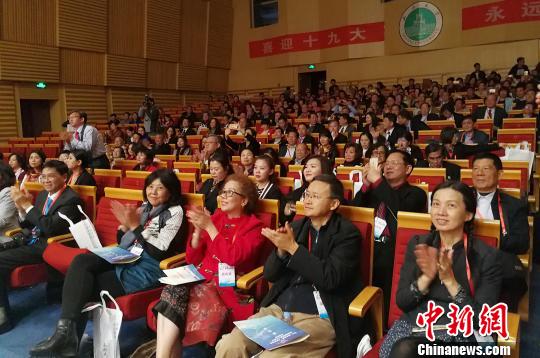 山西大學(xué)的專場表演引得在場的海外華教代表陣陣驚嘆?！罱苡?攝