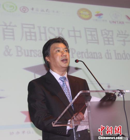 圖為中國駐印尼大使館文化處參贊周斌到場祝賀?！×钟纻?攝