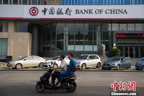 8月1日，山西太原，民眾從銀行前經(jīng)過。 <a target='_blank' href='http://www.chinanews.com/'>中新社</a>記者 張云 攝 