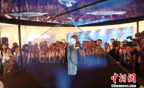 資料圖：2017年4月4日，多位古今文化名人依靠全息投影技術(shù)“現(xiàn)身”中華世紀(jì)壇。 中華世紀(jì)壇供圖