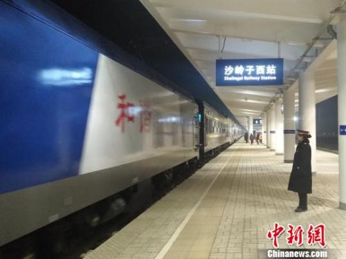 圖為石家莊北—沙嶺子西的Y517次列車駛?cè)霃埣铱谏硯X子西站?！￡惲?攝