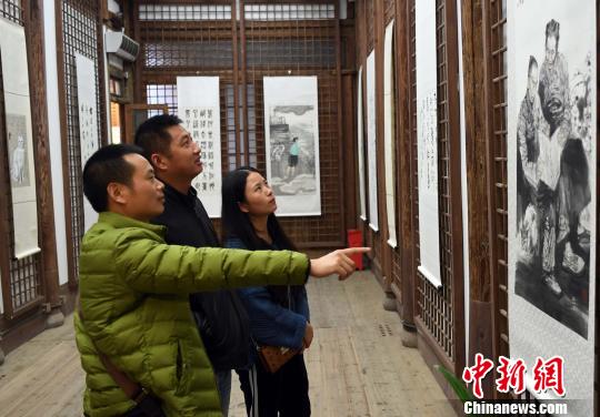 此次展覽展出的四十五幅書畫精品是從社會各界書畫名家創(chuàng)作中選出的部分精品，同時精選了國內(nèi)書畫名家贈與冰心的部分書畫作品。　劉可耕 攝