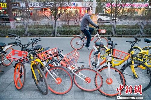 資料圖：山西太原，民眾正在使用共享單車(chē)。<a target='_blank' href='http://www.chinanews.com/'>中新社</a>記者 張?jiān)?攝