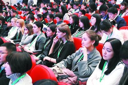 中國僑網(wǎng)圖為中國學(xué)論壇現(xiàn)場觀眾在聆聽發(fā)言。本報記者海沙爾 攝
