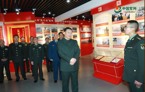 12月13日，習(xí)近平來到第71集團(tuán)軍某旅王杰生前所在連，視察連隊榮譽(yù)室。(圖片來源:中國軍網(wǎng))