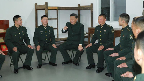 12月13日,習(xí)近平與王杰班的戰(zhàn)士們在一起。(圖片來源:中國軍網(wǎng))