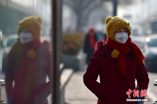 資料圖：北京街頭市民出行“全副武裝”。<a target='_blank' href='http://www.chinanews.com/' >中新網(wǎng)</a>記者 金碩 攝