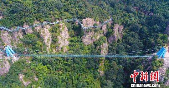 國內(nèi)首座高空特效玻璃橋“飛龍?jiān)谔臁焙脚膱D?！垕I子 攝