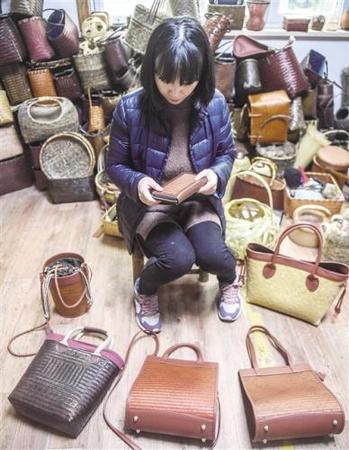 浙江省安吉縣鄣吳鎮(zhèn)依托青山、綠水、竹林，發(fā)展“綠色經(jīng)濟”。11月30日，鄣吳安吉心然竹木工藝品工作室負責(zé)人王蓉在查看手工竹編包。 新華社記者 徐 昱攝