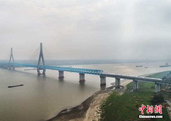 資料圖：航拍寧安高鐵列車馳騁安慶長江大橋的景象。 <a target='_blank' href='http://www.chinanews.com/' >中新網(wǎng)</a>記者 翟璐 攝
