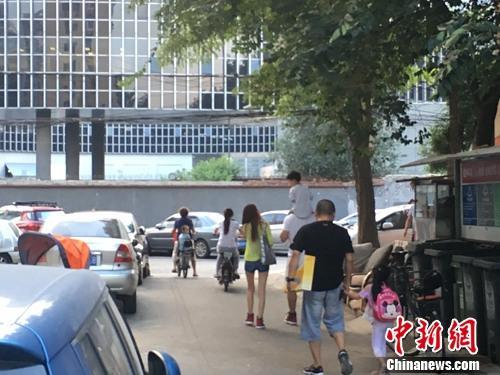 資料圖：北京某幼兒園門口，家長接孩子放學。<a target='_blank' href='http://www.chinanews.com/' >中新網(wǎng)</a>記者 湯琪 攝