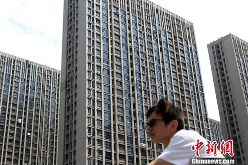 10月19日，據(jù)中國國家統(tǒng)計局網(wǎng)站消息，1-9月份，商品房銷售面積116006萬平方米，同比增長10.3%，增速比1-8月份回落2.4個百分點。商品房銷售額91904億元，增長14.6%，增速回落2.6個百分點。圖為市民從南京一處樓盤前經(jīng)過。(資料圖片)<a target='_blank' href='http://www.chinanews.com/'>中新社</a>記者 泱波 攝