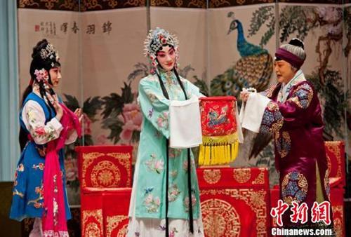資料圖：由國家京劇院獻(xiàn)演的傳統(tǒng)戲曲大劇《鎖麟囊》在甘肅大劇院上演?！＄娦?攝