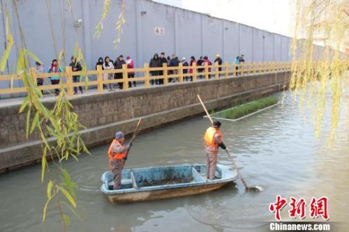 資料圖：過去水質(zhì)渾濁、淤泥沉積的嫩江河，如今清澈暢通?！≈芰?攝