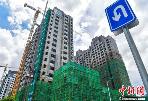 6月21日，海口國興大道附近的在建商品房項(xiàng)目。海南省出臺(tái)全省范圍限購政策已逾兩個(gè)月，隨著調(diào)控政策監(jiān)管不斷趨嚴(yán)，該省年初商品房銷售異?；鸨膭?shì)頭趨緩，市場(chǎng)開始降溫。據(jù)海南省統(tǒng)計(jì)局發(fā)布的1-5月房地產(chǎn)運(yùn)行情況，