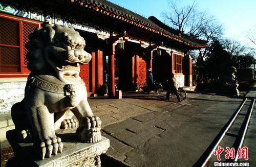 資料圖：1985年1月1日拍攝的北京大學(xué)校門。 <a target='_blank' href='http://www.chinanews.com/'>中新社</a>發(fā) 趙偉 攝 圖片來(lái)源：CNSphoto