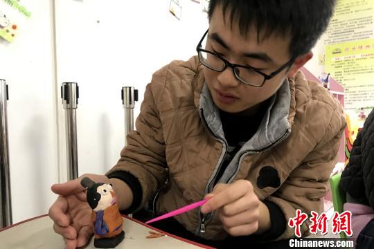 游客學塑兵馬俑?！￡兾魇∥奈锞?攝