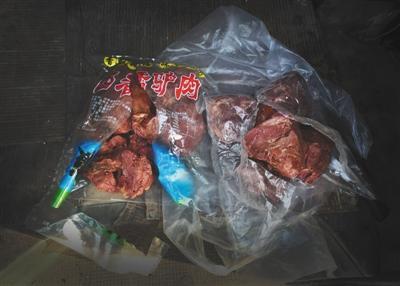 　一名黑作坊老板帶了兩袋“驢肉”給記者看貨，左邊一袋為冷凍馬肉，右邊一袋實為豬肉。