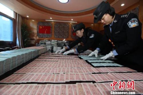 資料圖：警方正在清點(diǎn)假火車票以及單據(jù)等。 胡金力 攝