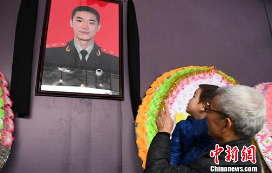 2歲多的兒子在吳俊寰遺像前?！⒅铱?攝