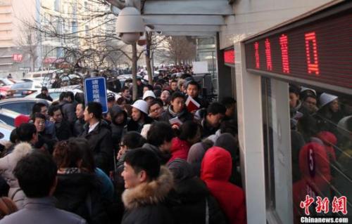 資料圖：北京朝陽(yáng)區(qū)房屋登記發(fā)證大廳外排隊(duì)領(lǐng)號(hào)準(zhǔn)備辦理過(guò)戶(hù)手續(xù)的市民。 韓海丹 攝
