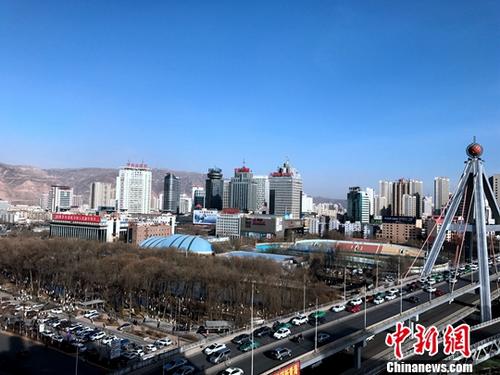 資料圖：西寧2017年在365天的總有效監(jiān)測天數(shù)中，收獲296個優(yōu)良天 <a target='_blank' href='http://www.chinanews.com/'>中新社</a>記者 孫睿 攝