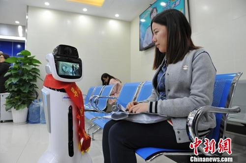 資料圖：納稅人在等候辦理業(yè)務(wù)。(浙江省國家稅務(wù)局供圖) <a target='_blank' href='http://www.chinanews.com/'>中新社</a>記者 鐘欣 攝