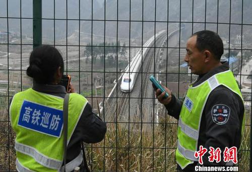 圖為廖小城與妻子陶春秀正在進(jìn)行日常鐵路巡防工作?！￡惓?攝